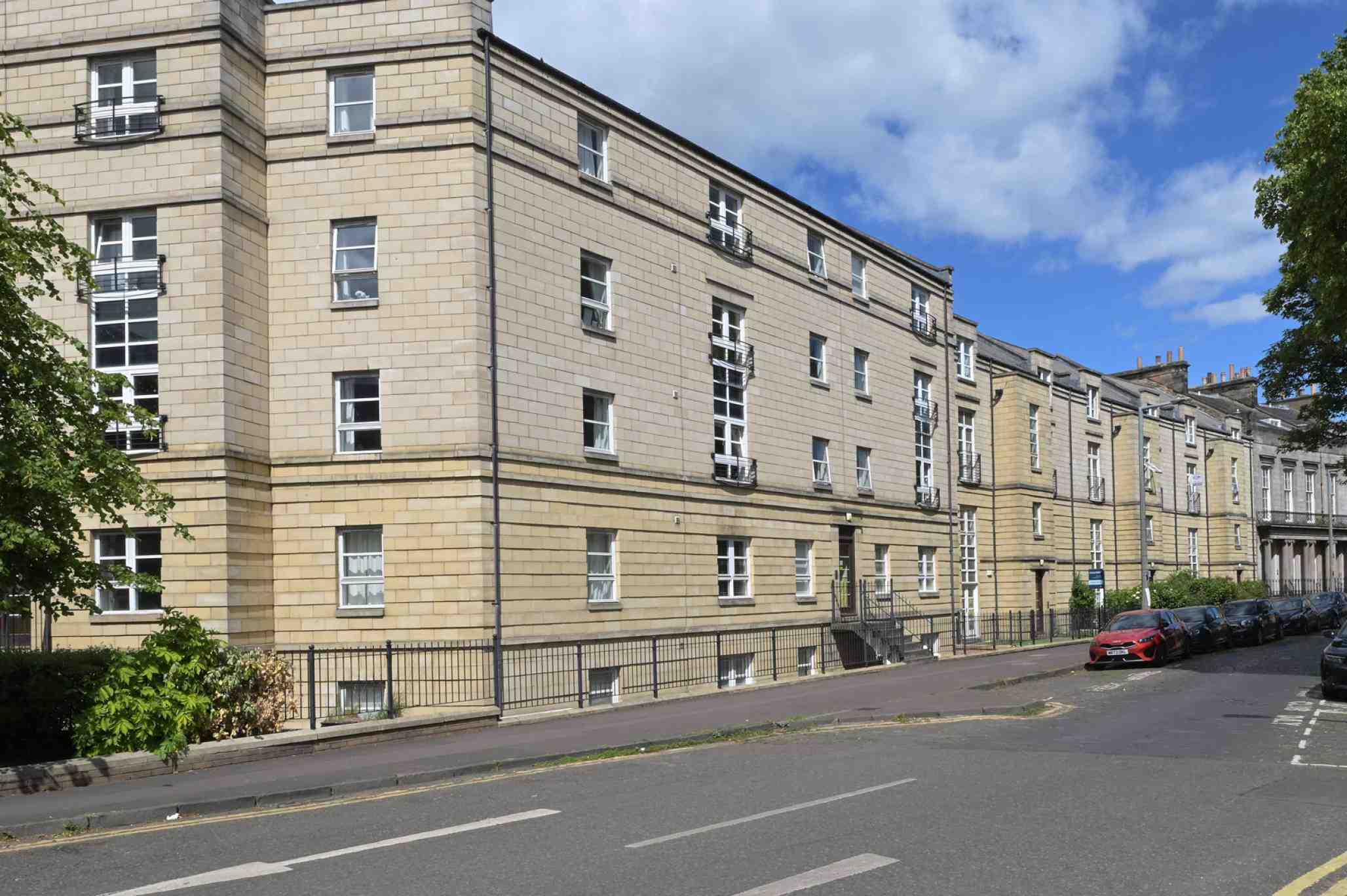 2/2 Hopetoun Crescent, Broughton, Edinburgh, EH7 4AY