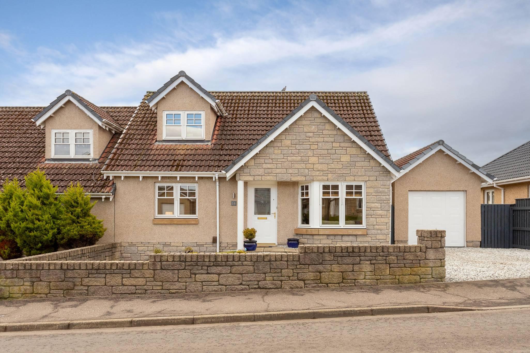 14 Ballumbie Gardens, Dundee, DD4 0NR