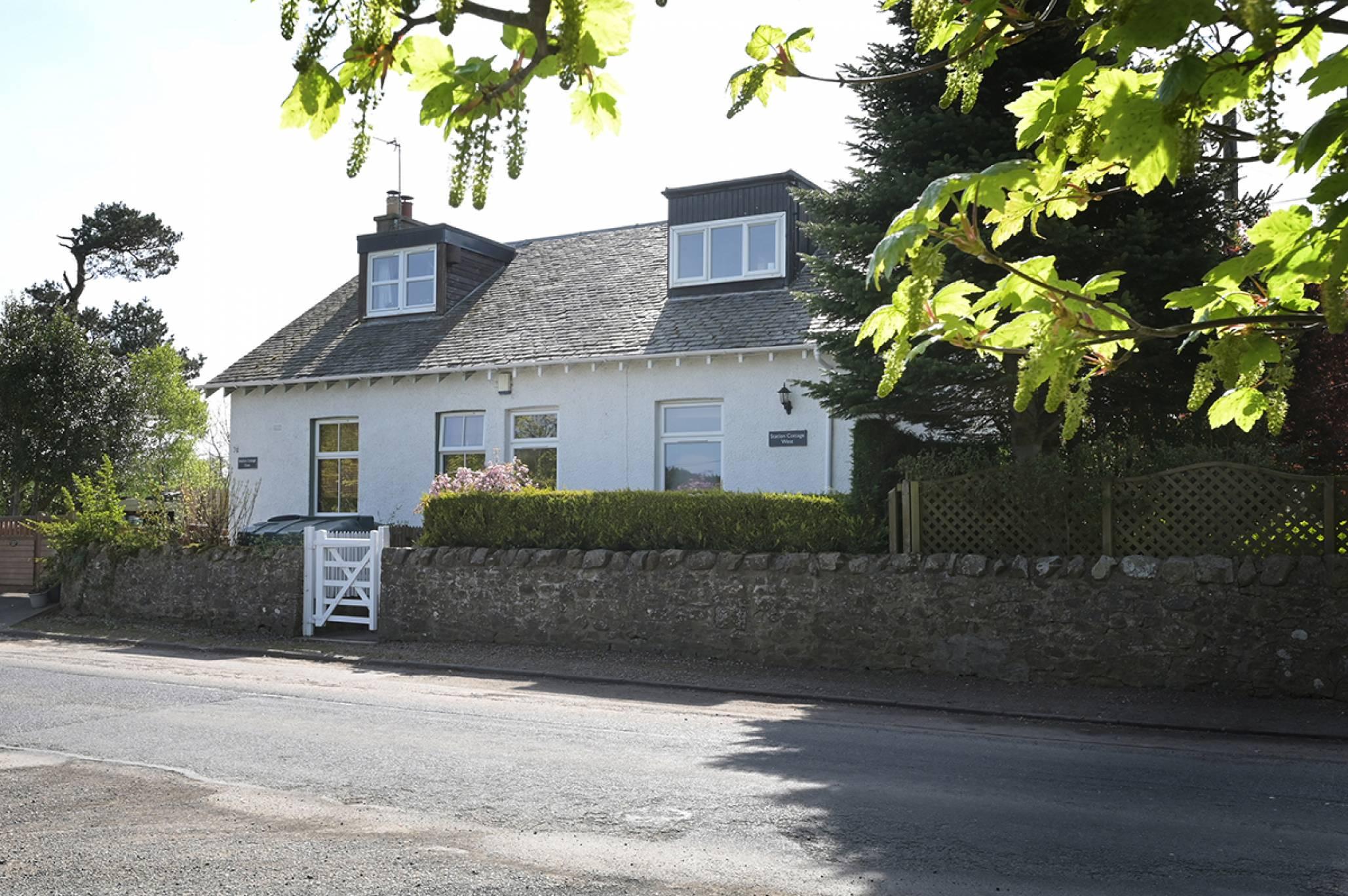 Station Cottage West, Tynehead, Pathhead, EH37 5XS